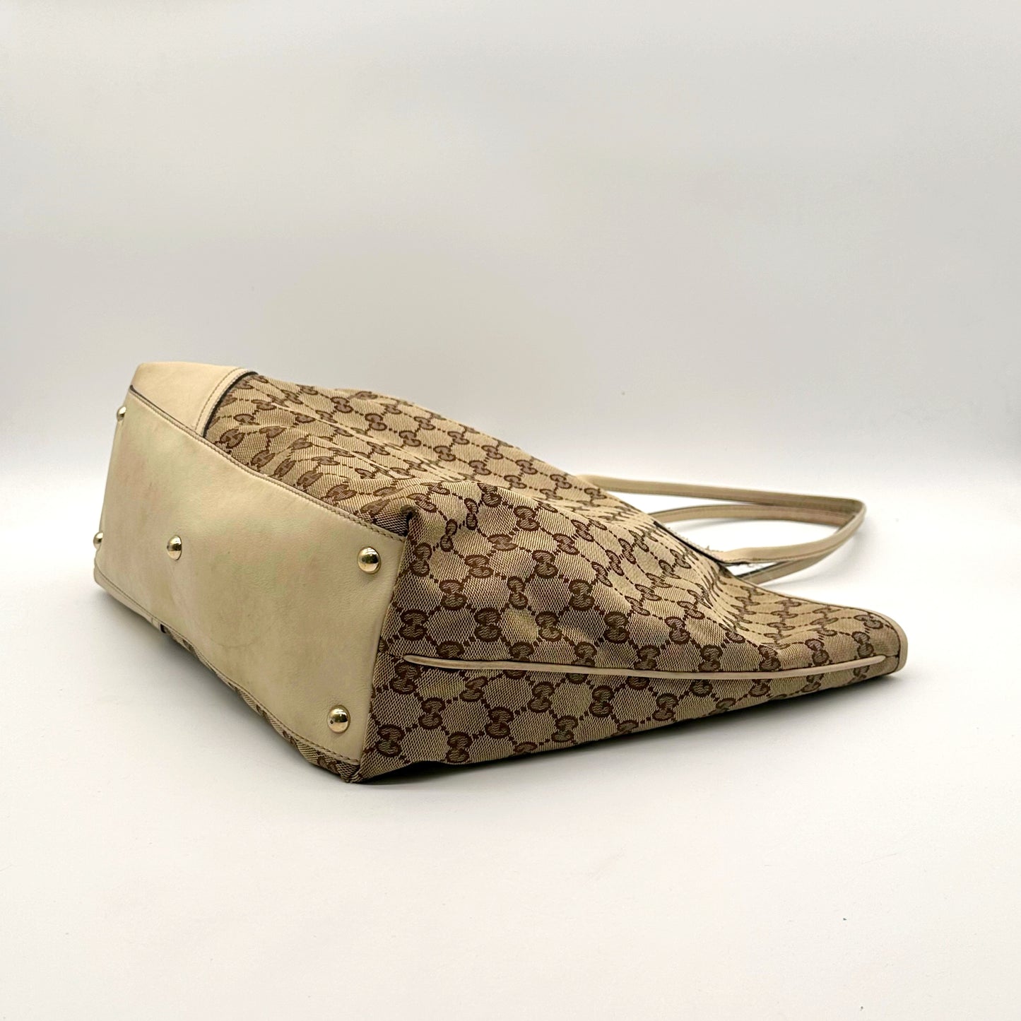 Gucci Tote toile GG - base et fond cuir en angle
