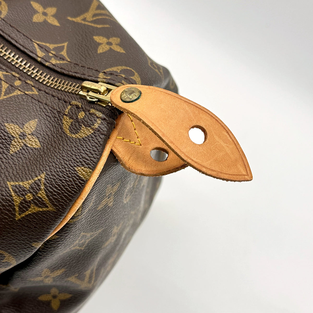 Louis Vuitton Speedy 35 toile Monogram - gros plan du zip et de la patte latérale