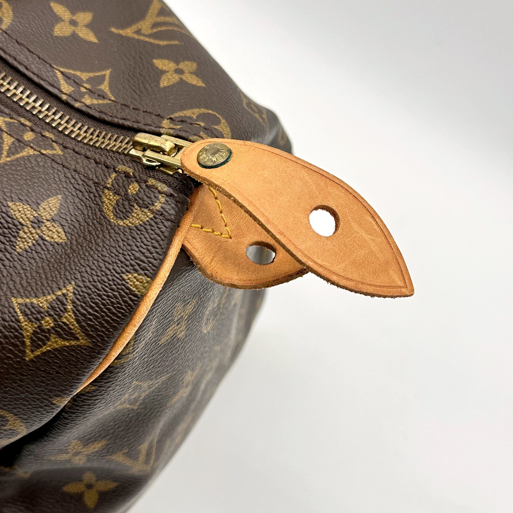 Louis Vuitton Speedy 35 toile Monogram - gros plan du zip et de la patte latérale