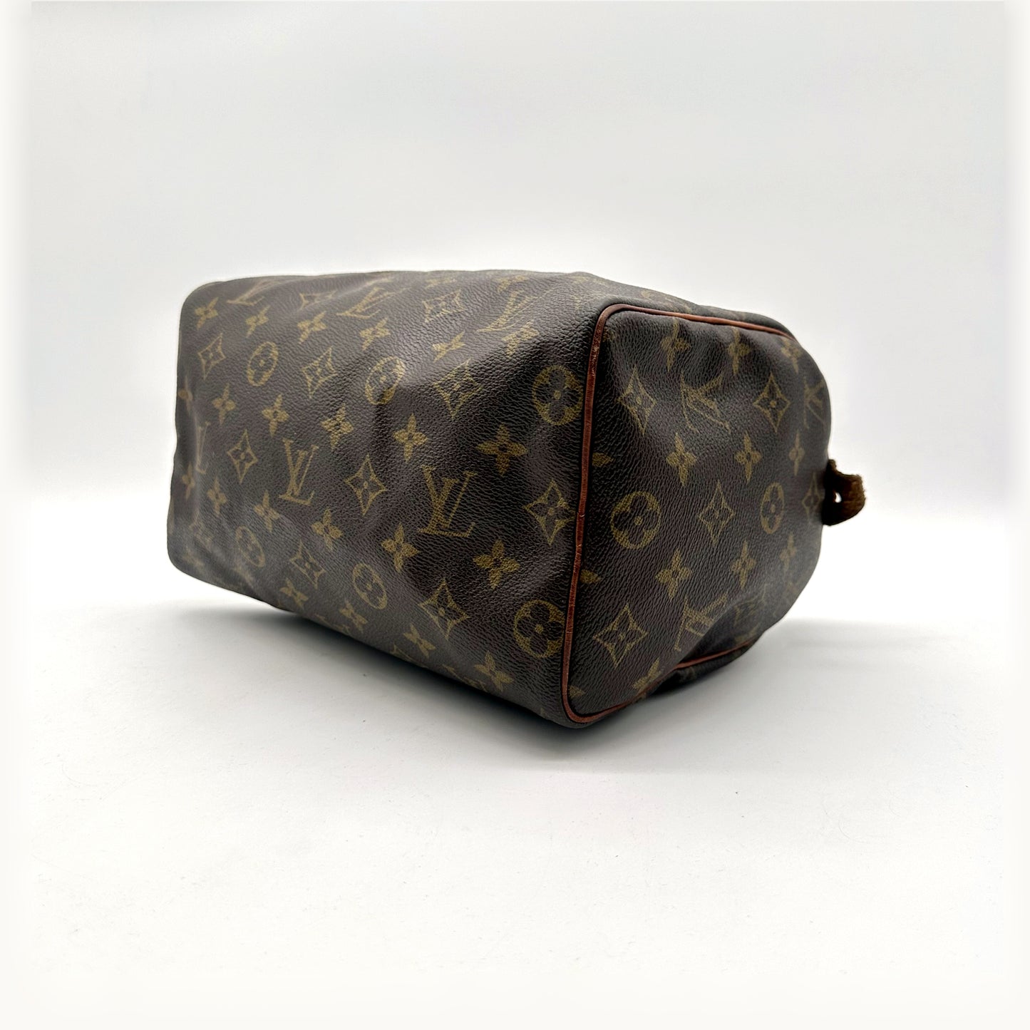 Louis Vuitton Speedy 25 Toile Monogram - vue du dessous en angle, base et coins