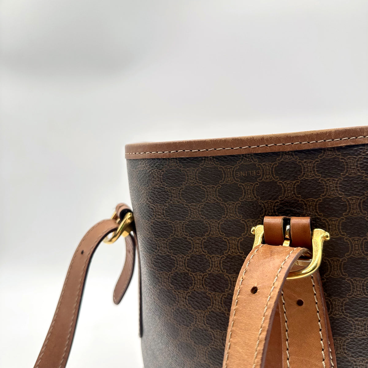 Céline Tote Toile Macadam Brun - détail d'une attache d'anse et de sa boucle