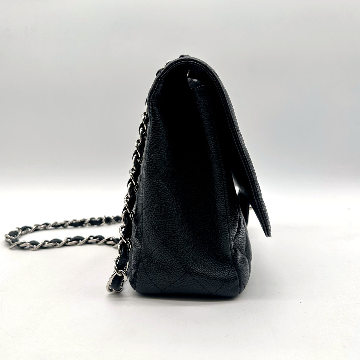 Chanel Timeless 30 cm Cuir Caviar Noir - profil, épaisseur du sac