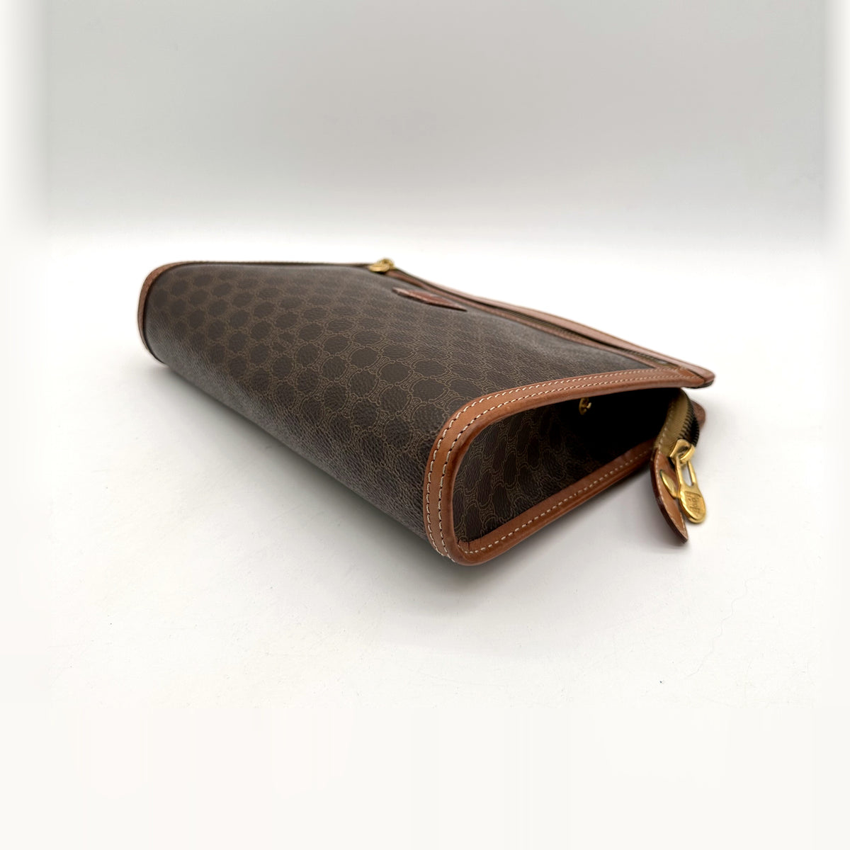 Céline Pochette Toile Macadam - vue en angle, zip et bordure de cuir