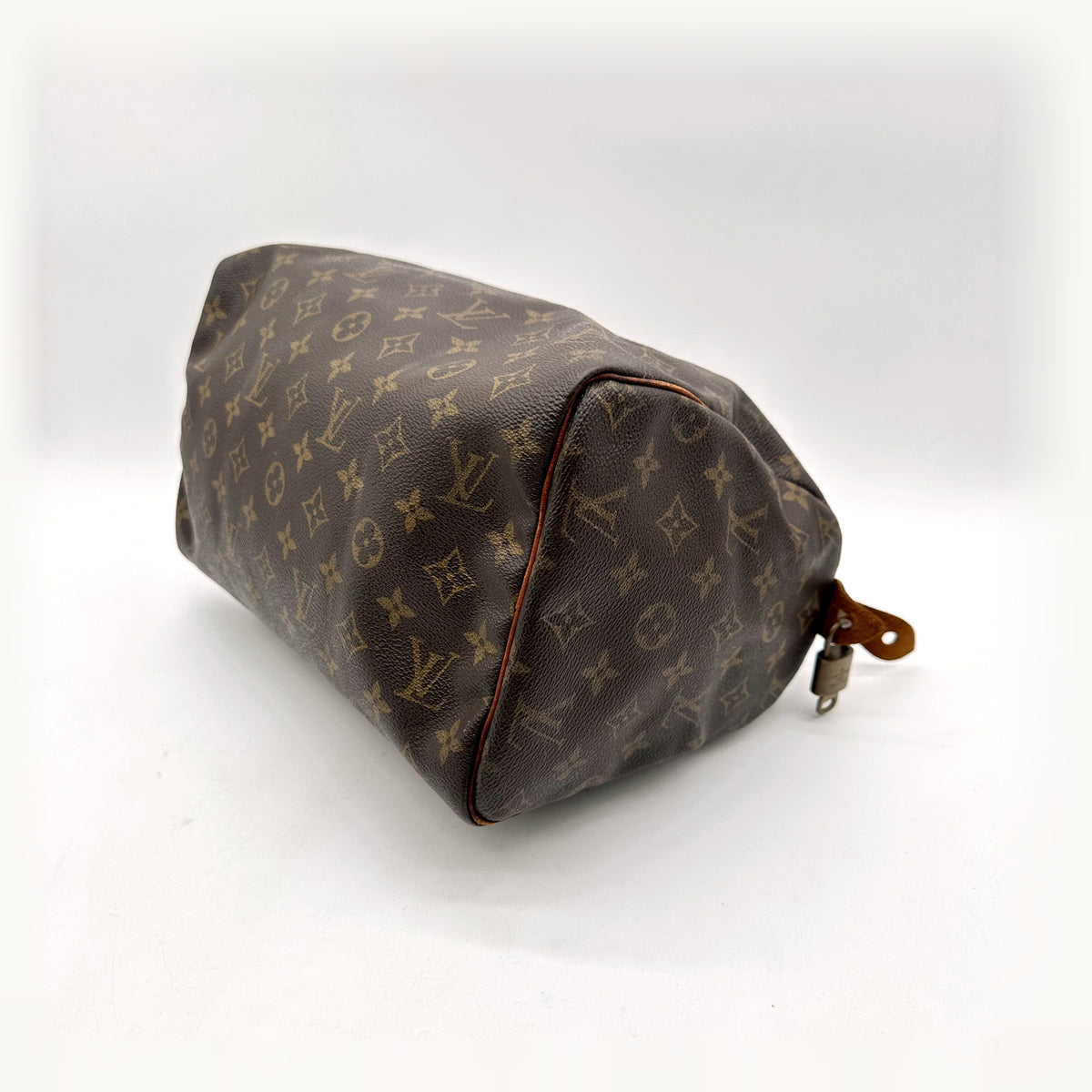 Louis Vuitton Speedy 30 Toile Monogram - vue du dessous en angle