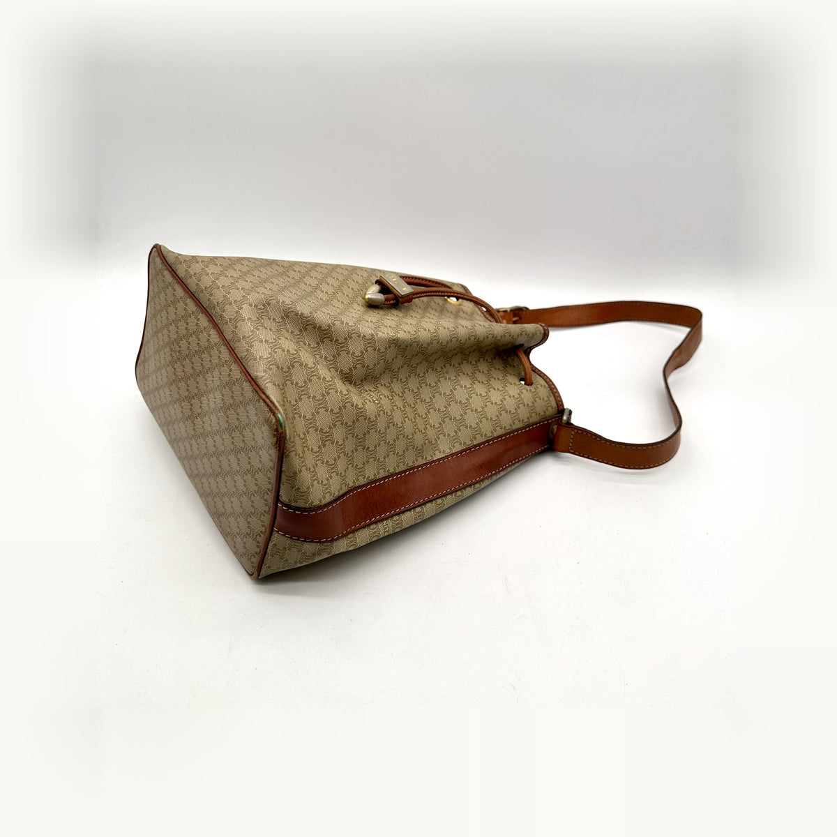 Céline Seau Toile Macadam Beige - vue du dessous en angle