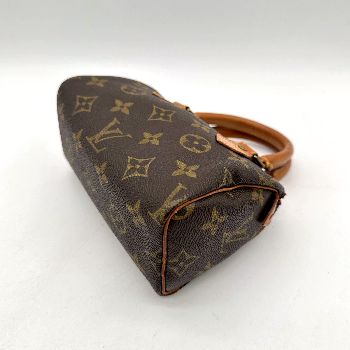 Louis Vuitton Nano Speedy Toile Monogram - vue du dessous en angle