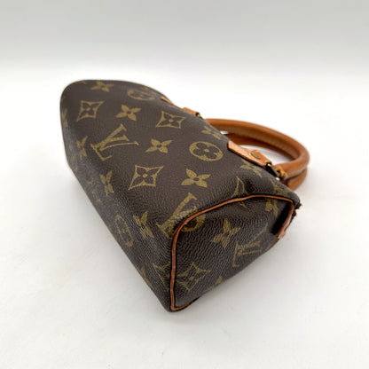 Louis Vuitton Nano Speedy Toile Monogram - vue du dessous en angle