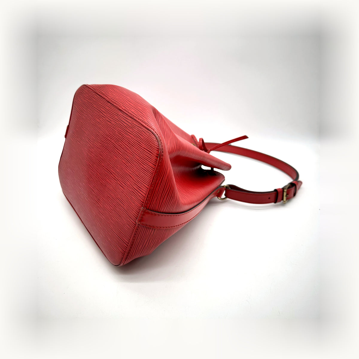 Louis Vuitton Petit Noé Cuir Épi Rouge - vue du dessous en angle