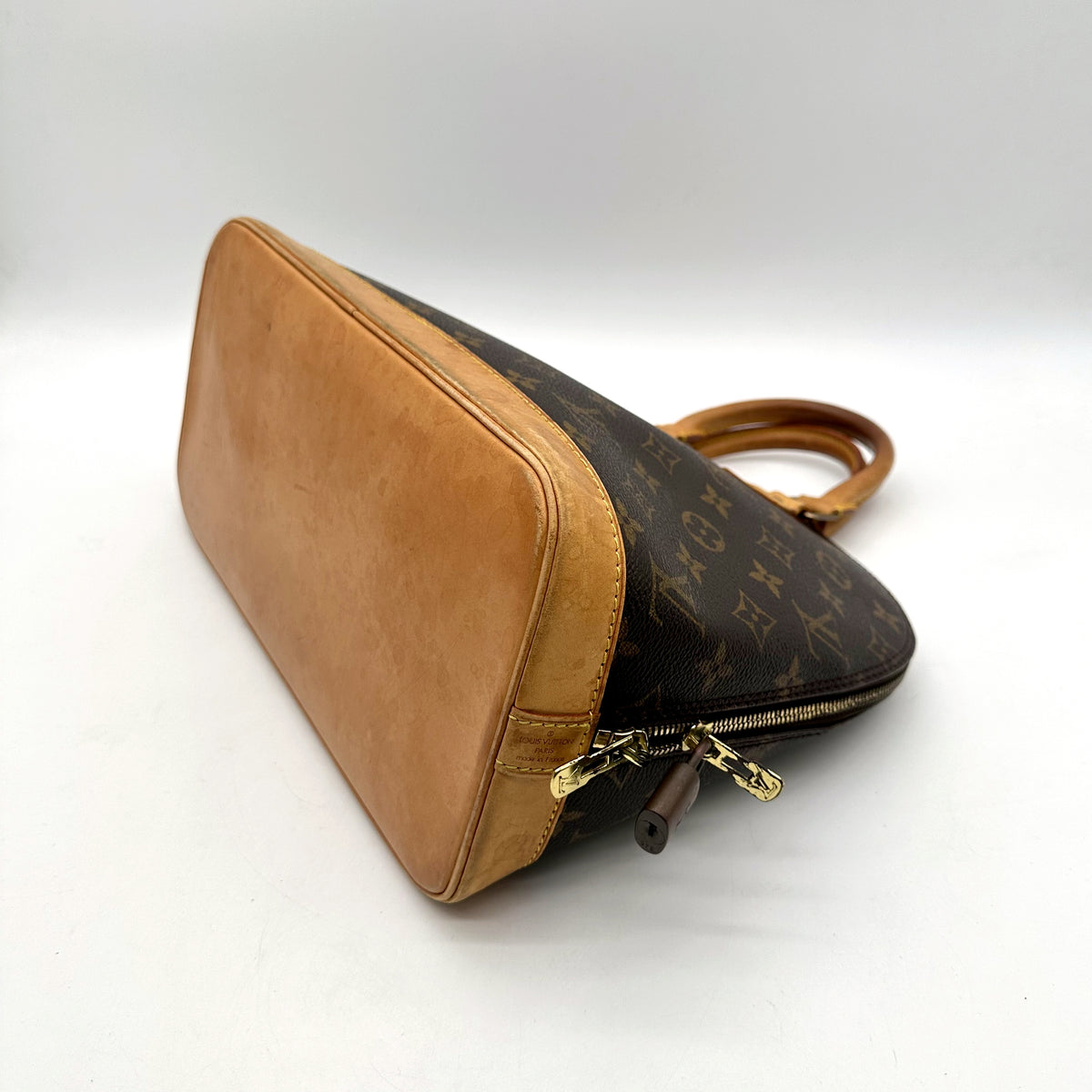 Louis Vuitton Alma Toile Monogram - vue du dessous en angle
