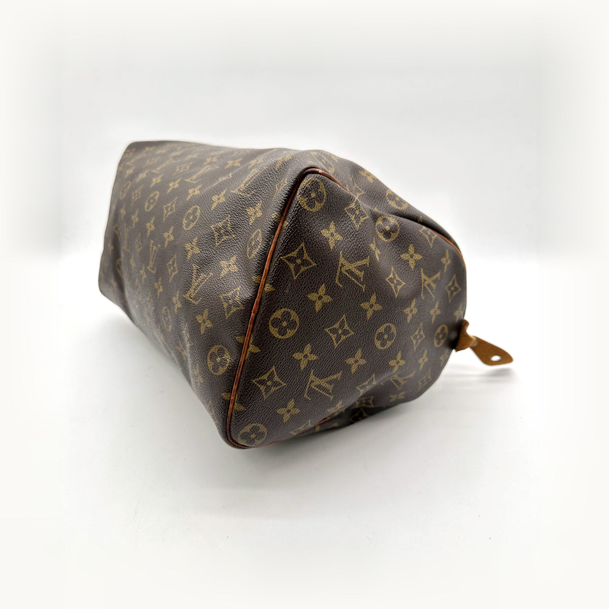 Louis Vuitton Speedy 35 Toile Monogram - vue du dessous en angle