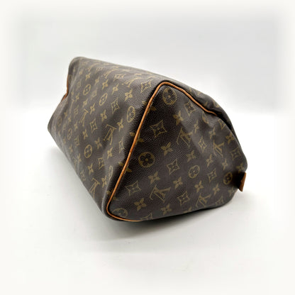 Louis Vuitton Speedy 35 Toile Monogram - vue du dessous en angle