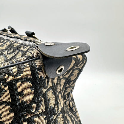 Dior Boston 30 Toile Trotter - détail du haut du sac et de la patte à œillet