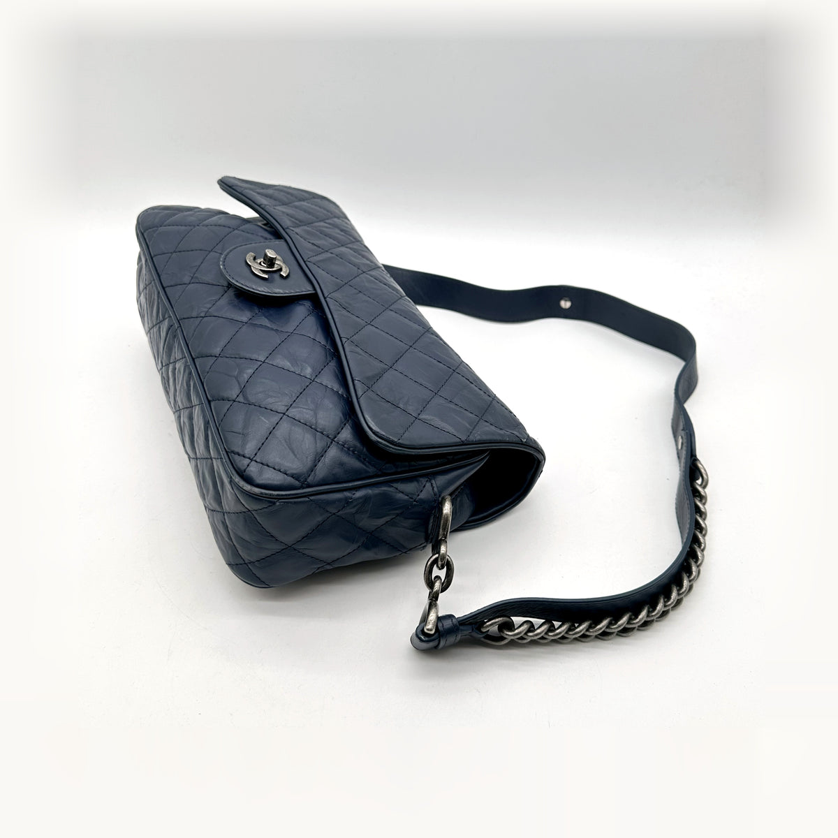 Chanel Matelassé Cuir Bleu Marine - vue en angle, bandoulière déployée