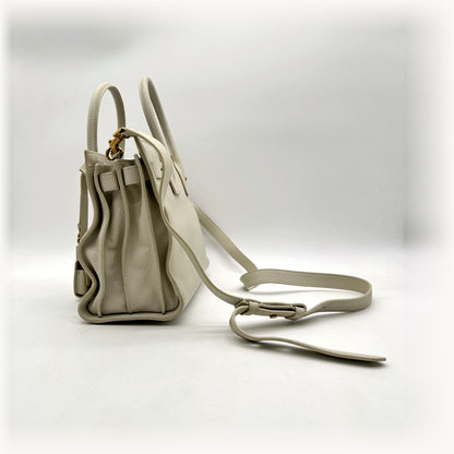 Saint Laurent Sac de Jour Baby Cuir Grainé Blanc Cassé - vue de trois quarts, soufflets latéraux