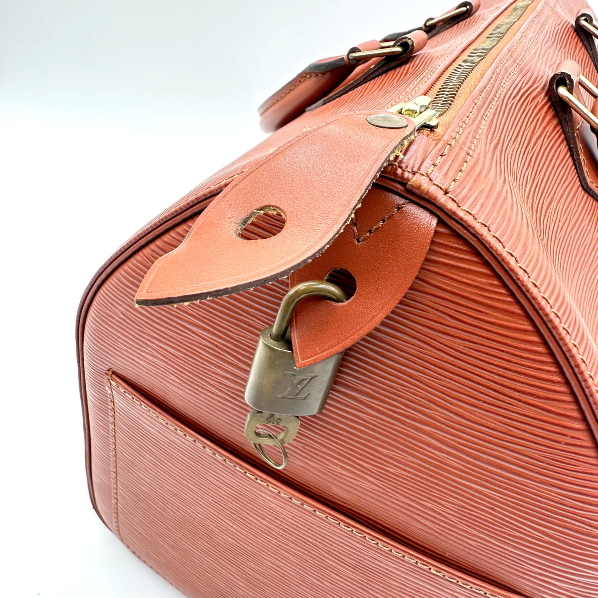 Louis Vuitton Speedy 35 Cuir Épi Terracotta - vue en angle avec le cadenas accroché