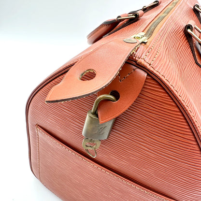Louis Vuitton Speedy 35 Cuir Épi Terracotta - vue en angle avec le cadenas accroché