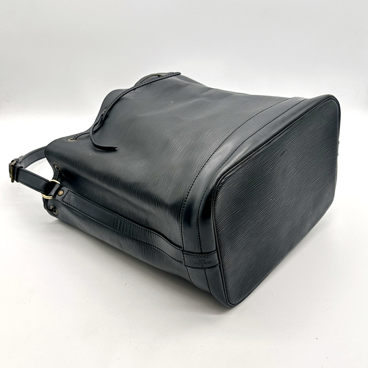 Louis Vuitton Noé Cuir Épi Noir - vue du dessous en angle