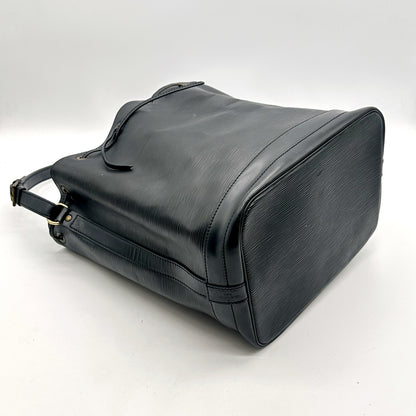 Louis Vuitton Noé Cuir Épi Noir - vue du dessous en angle