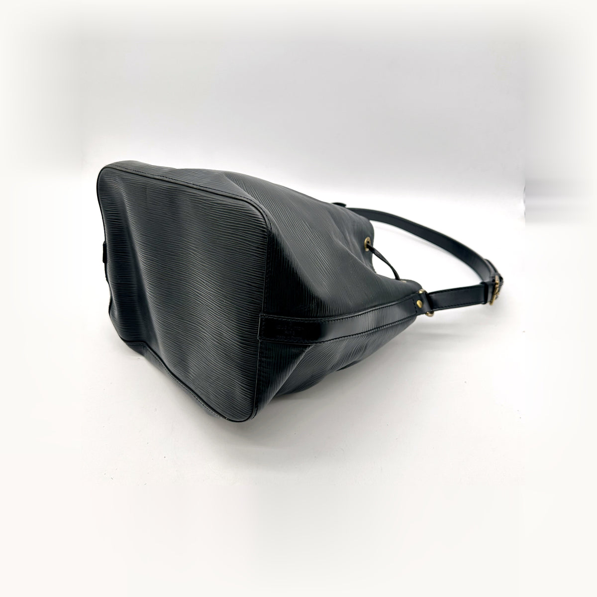 Louis Vuitton Petit Noé Cuir Épi Noir - vue du dessous en angle