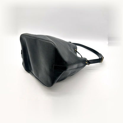 Louis Vuitton Petit Noé Cuir Épi Noir - vue du dessous en angle