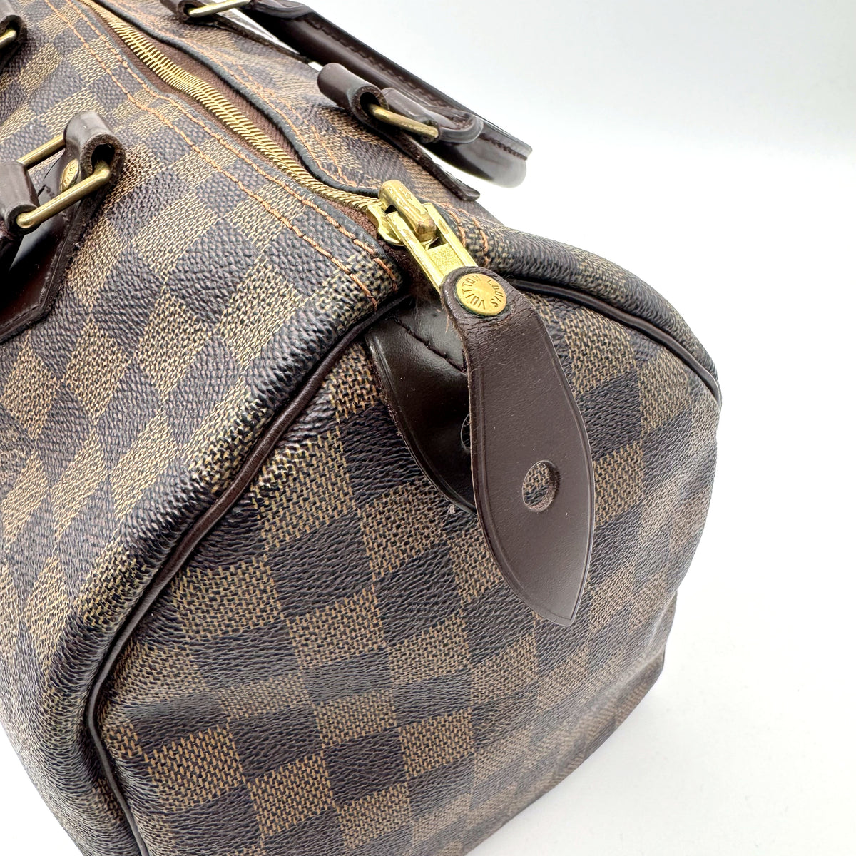 Louis Vuitton Speedy 30 Toile Damier Ebène - détail de la patte de cuir latérale et du zip