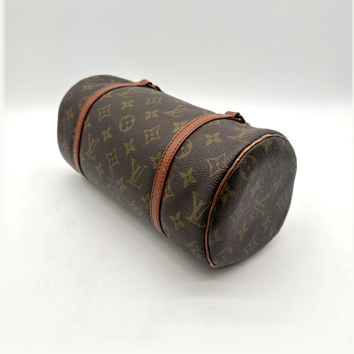 Louis Vuitton Papillon 26 Toile Monogram - vue en angle, cylindre couché