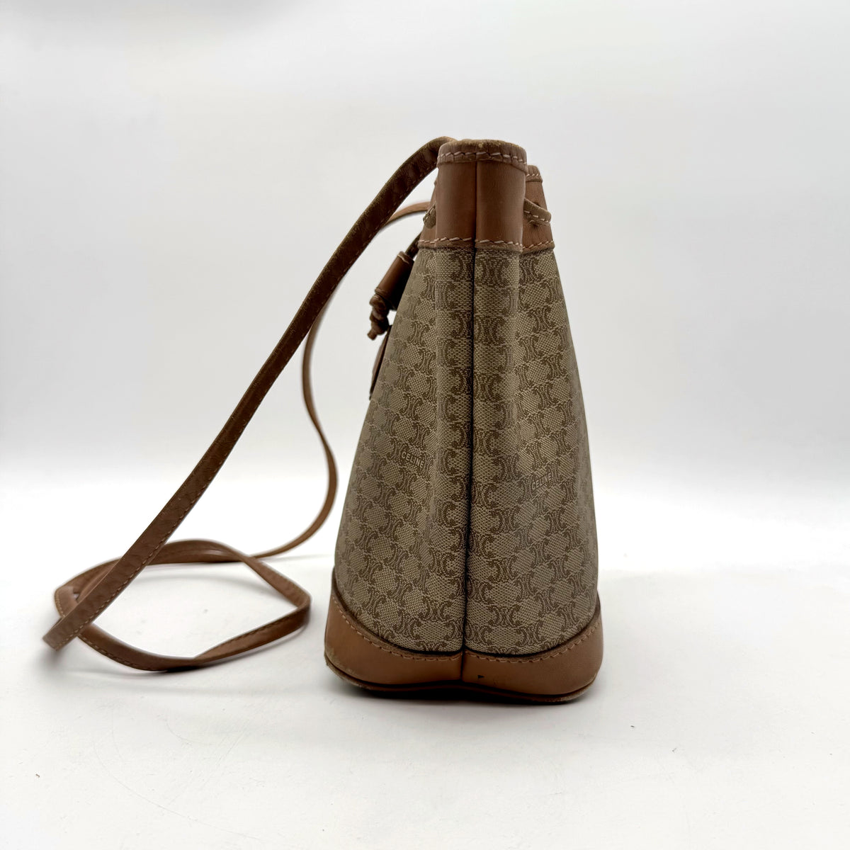 Céline Seau Toile Macadam Beige - profil opposé, hauteur du seau