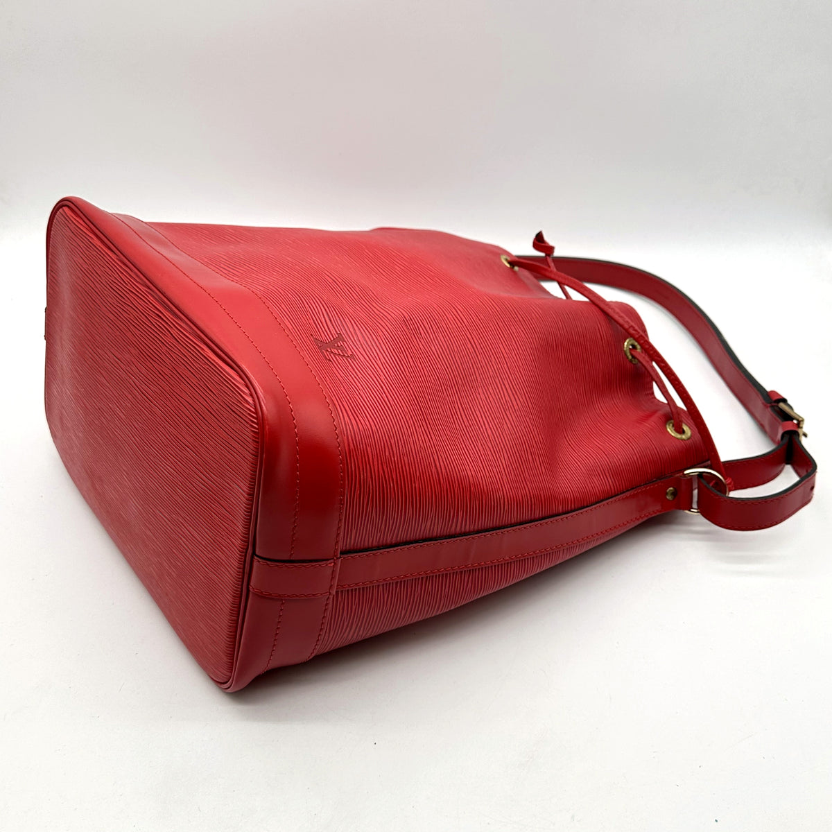 Louis Vuitton Noé Cuir Épi Rouge - vue du dessous en angle