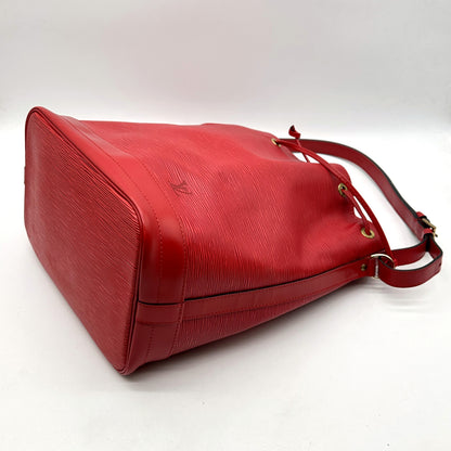 Louis Vuitton Noé Cuir Épi Rouge - vue du dessous en angle