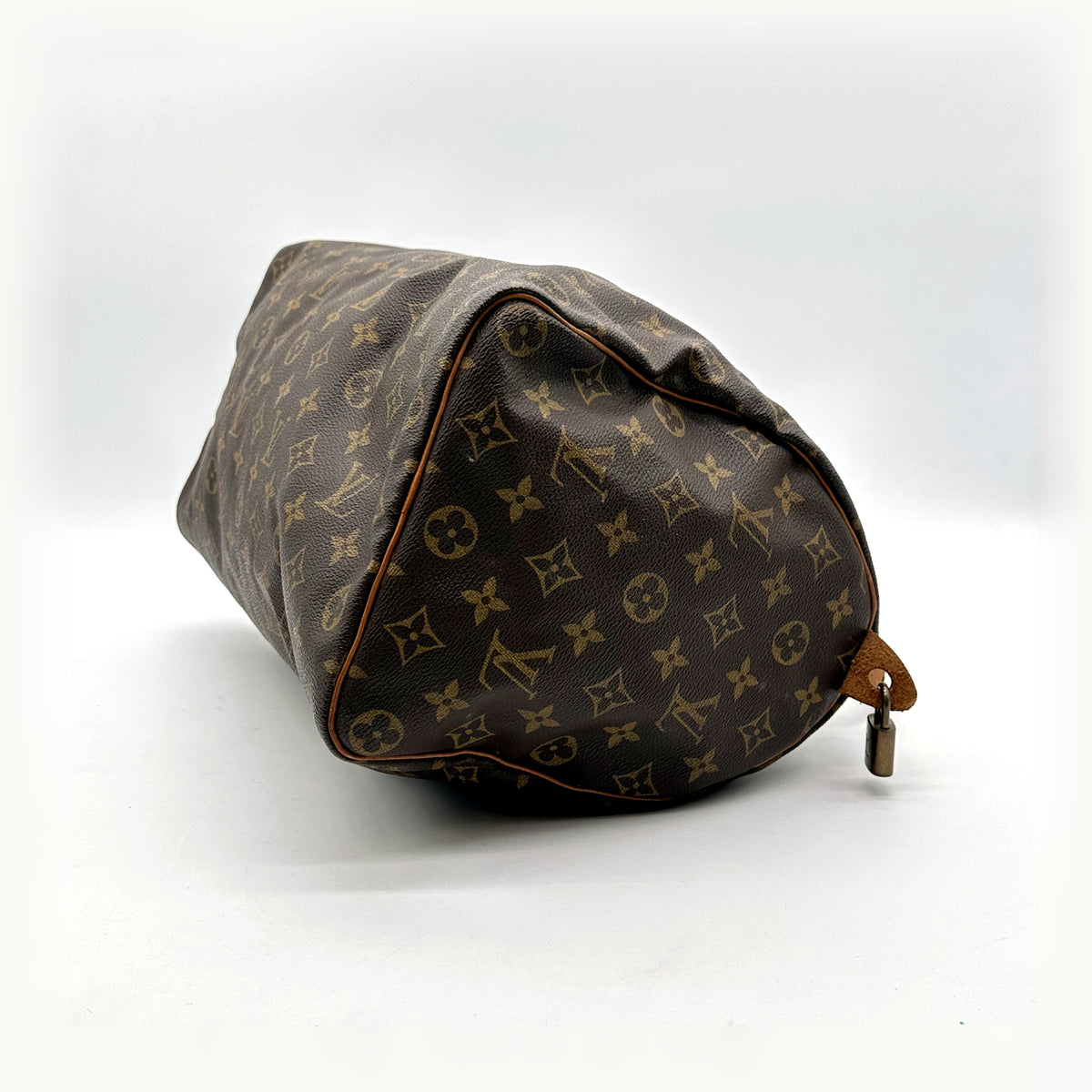 Louis Vuitton Speedy 30 Toile Monogram - vue du dessous en angle