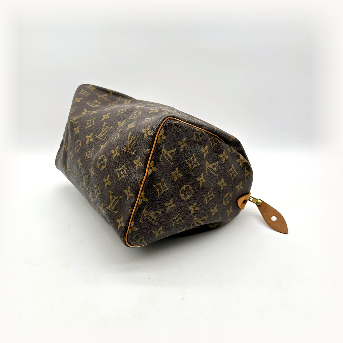 Louis Vuitton Speedy 30 Toile Monogram - vue du dessous en angle