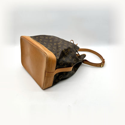 Louis Vuitton Noé Toile Monogram - vue du dessous en angle