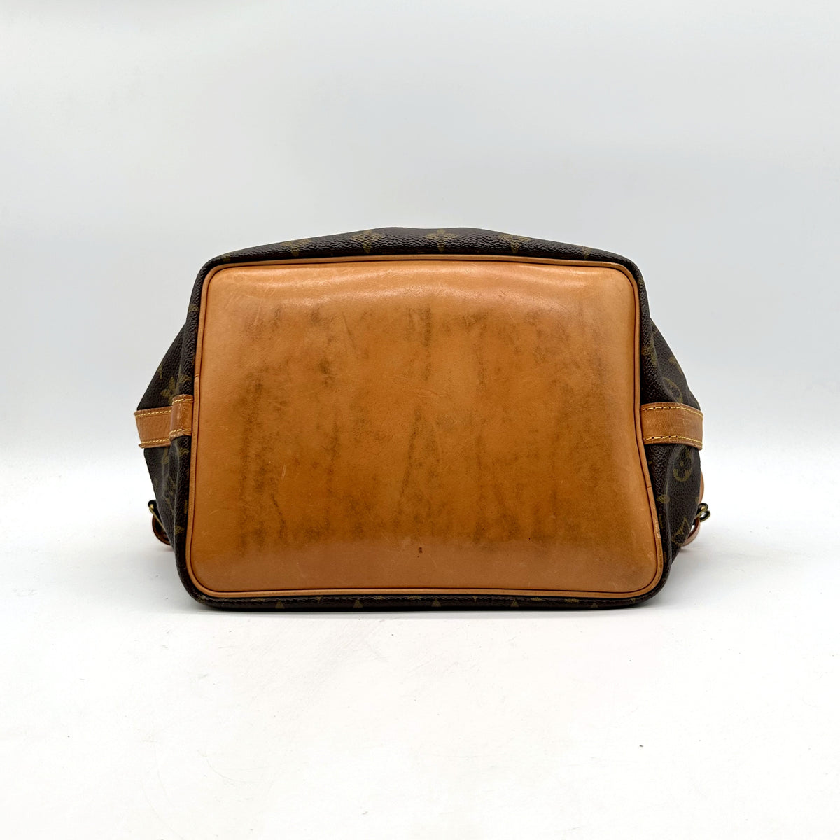 Louis Vuitton Petit Noé Toile Monogram - vue du dessous, fond en cuir naturel