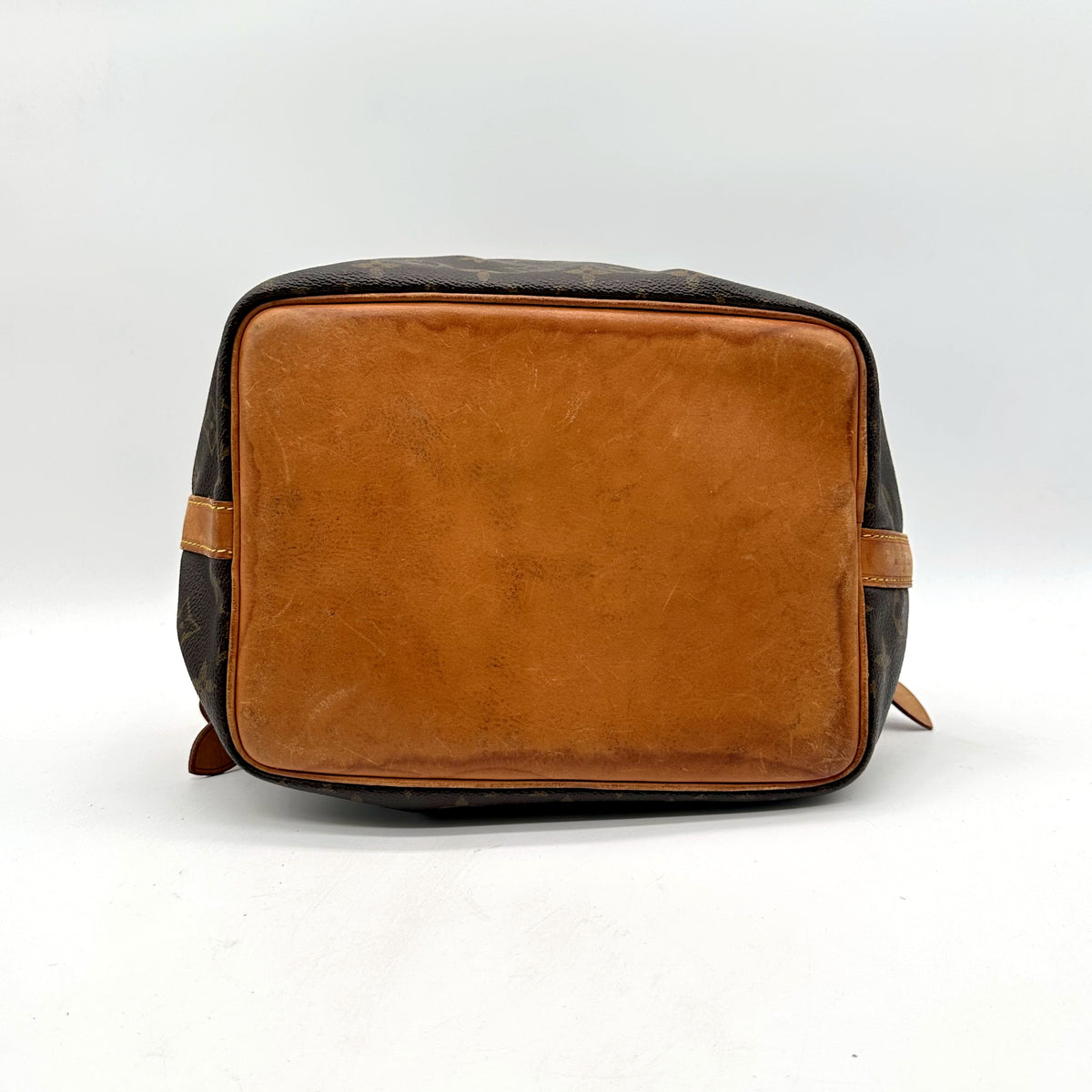 Louis Vuitton Noé Toile Monogram - vue du dessous, fond en cuir naturel