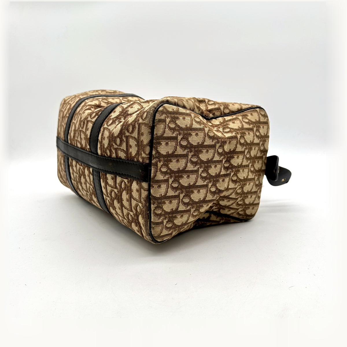Dior Boston Toile Trotter Beige - vue du dessous en angle