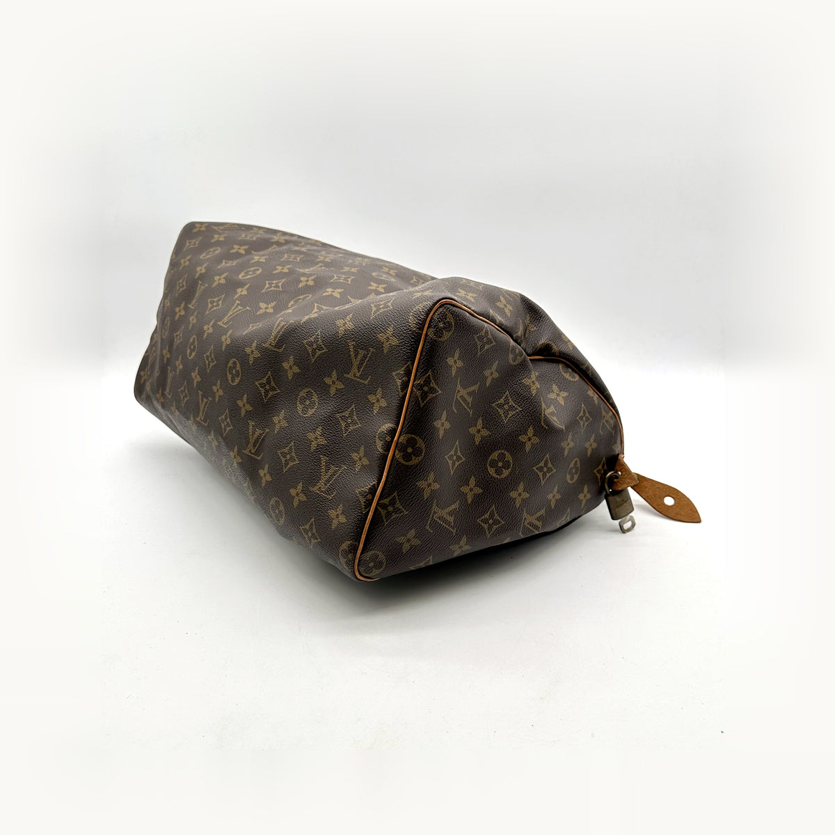 Louis Vuitton Speedy 40 Toile Monogram - vue du dessous en angle
