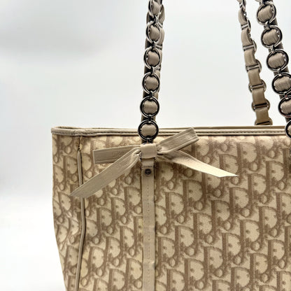 Dior Cabas Toile Trotter Beige - détail du nœud de cuir et de la bordure