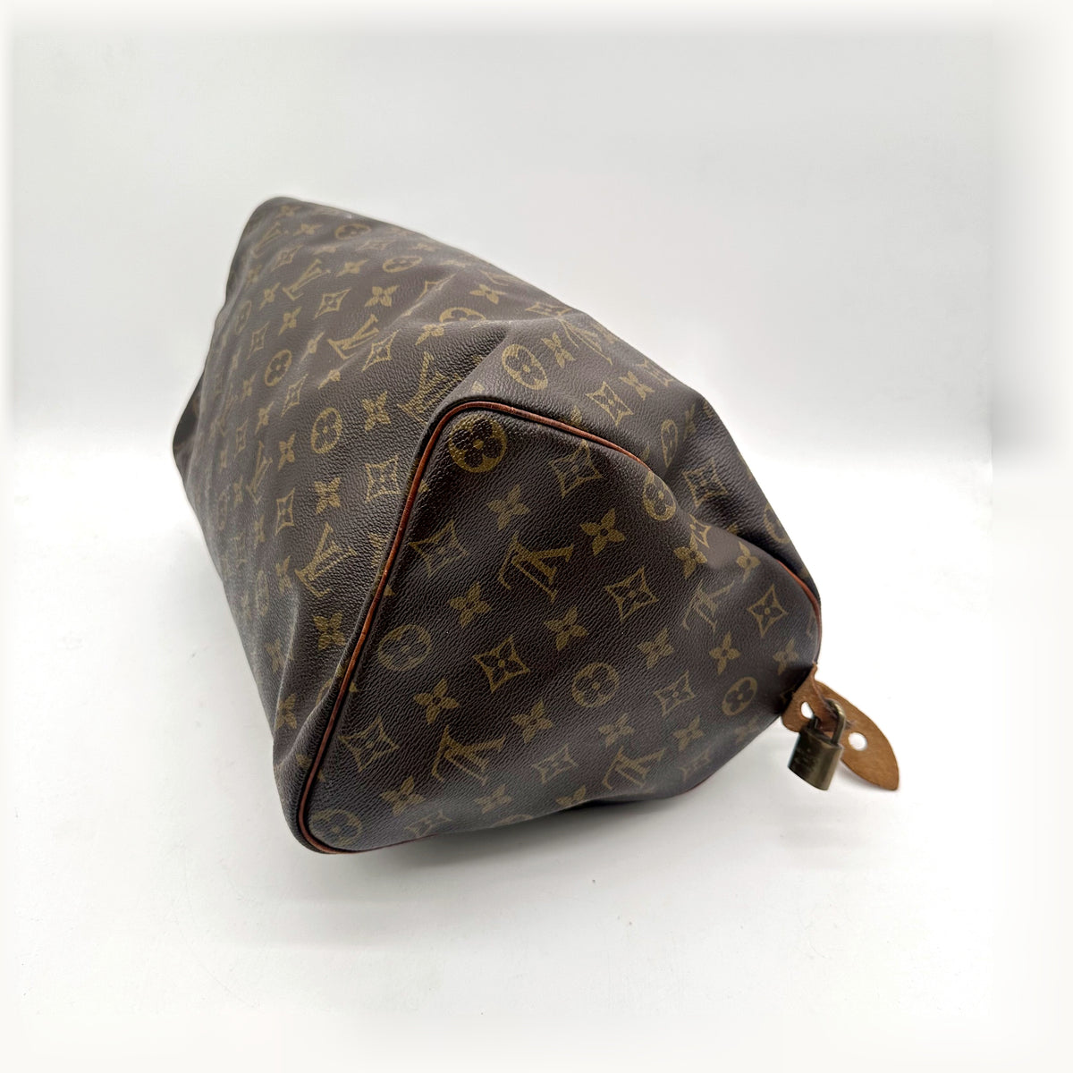 Louis Vuitton Speedy 35 Toile Monogram - vue du dessous en angle