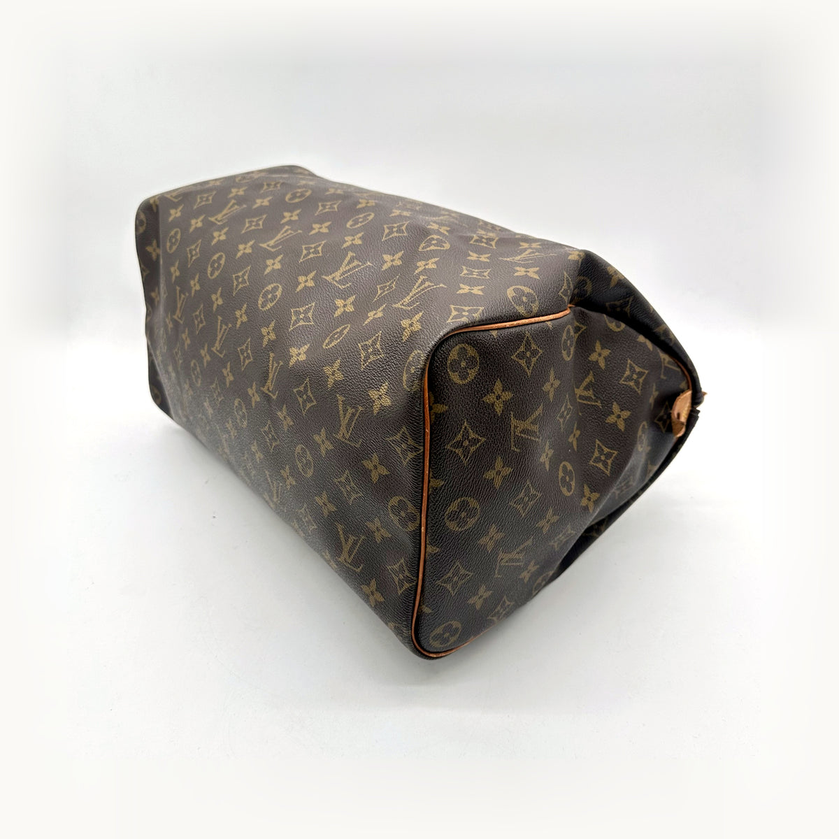 Louis Vuitton Speedy 40 Toile Monogram - vue du dessous en angle