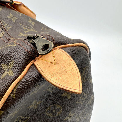 Louis Vuitton Keepall 45 Toile Monogram - détail du curseur de zip et de la patte de cuir