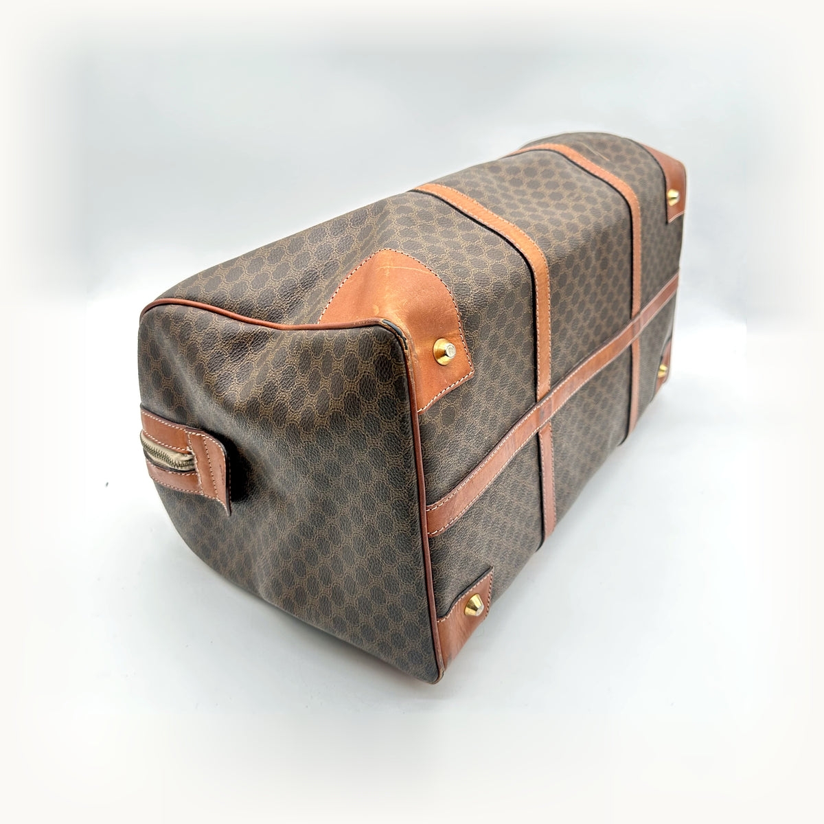 Céline Boston Toile Macadam Brun - vue du dessous en angle, coins de cuir