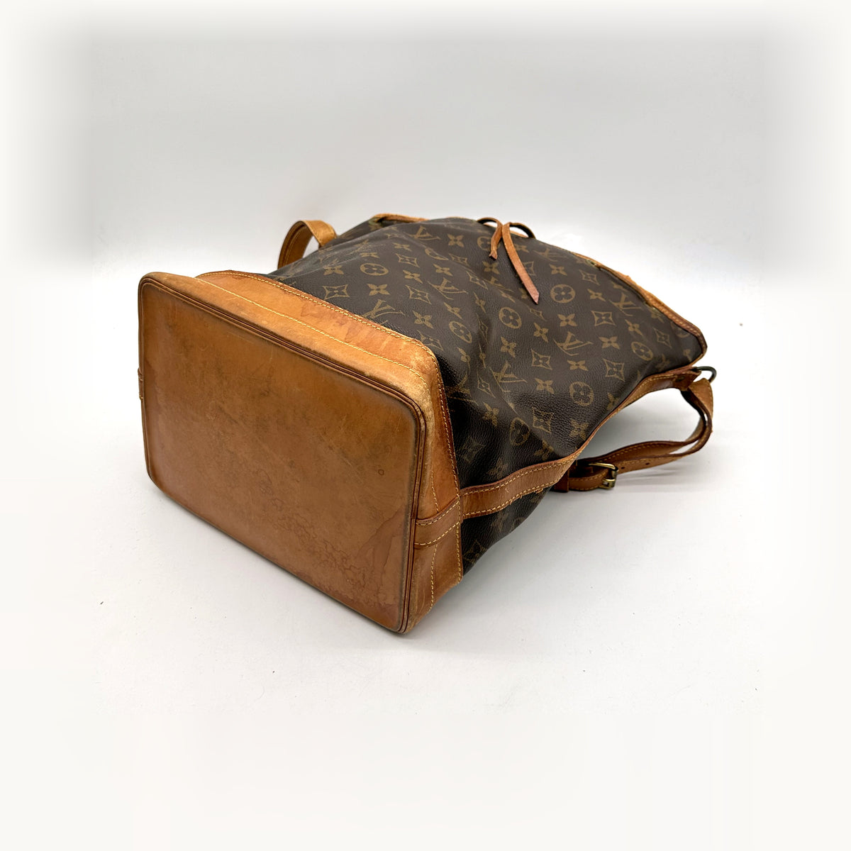 Louis Vuitton Noé Toile Monogram - vue du dessous en angle