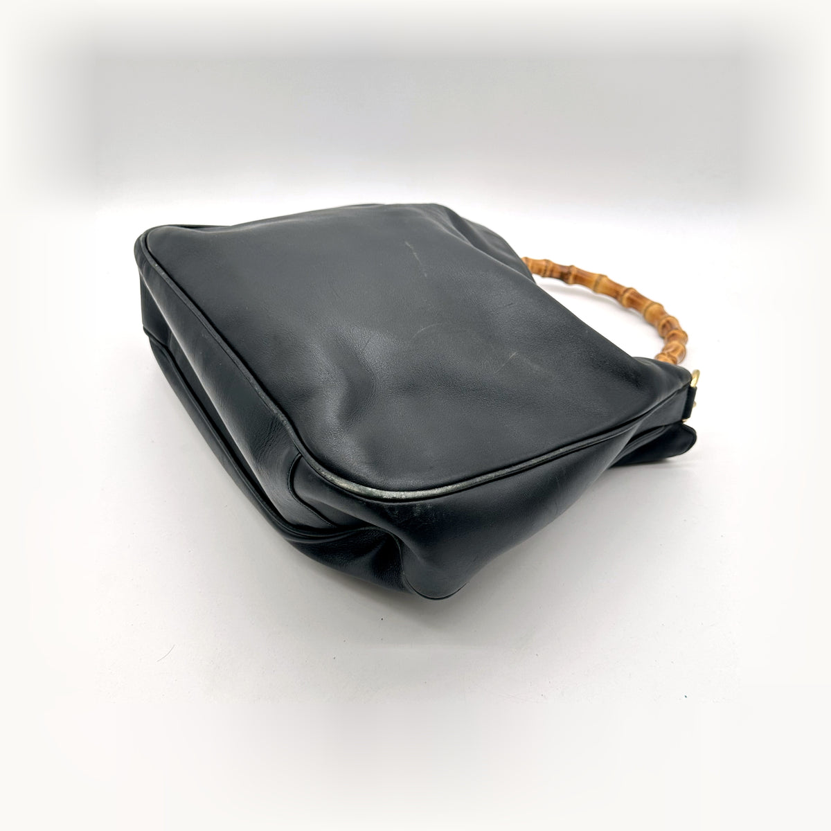 Gucci Bamboo Cuir Noir - vue en angle, sac couché