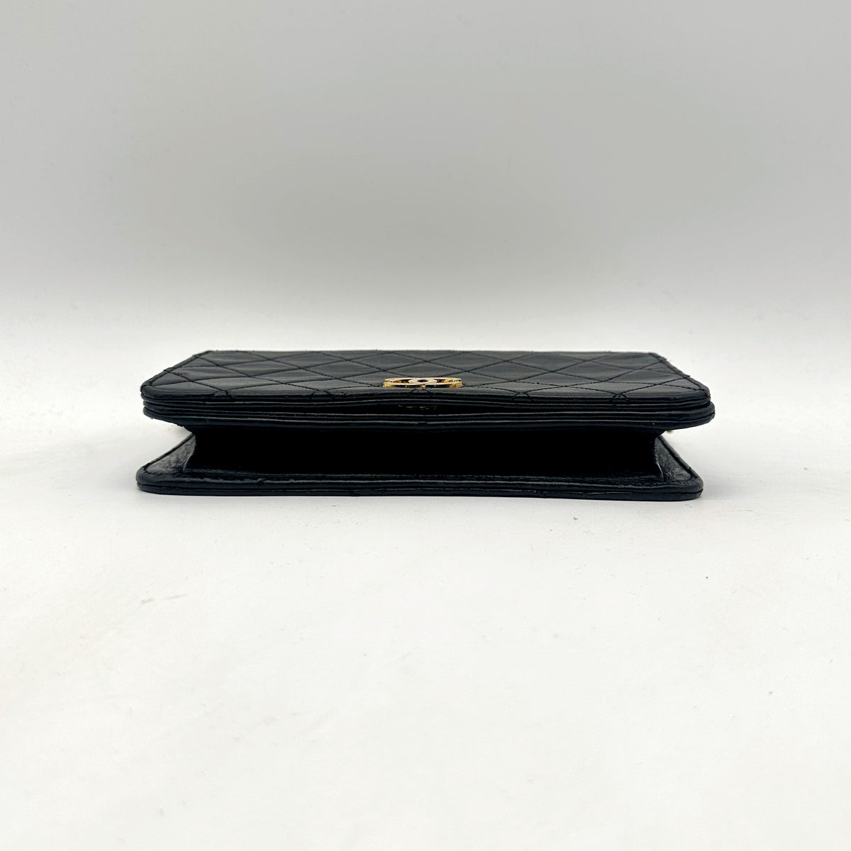 Chanel Matelassé Cuir d'agneau Noir - vue de la tranche, base du sac