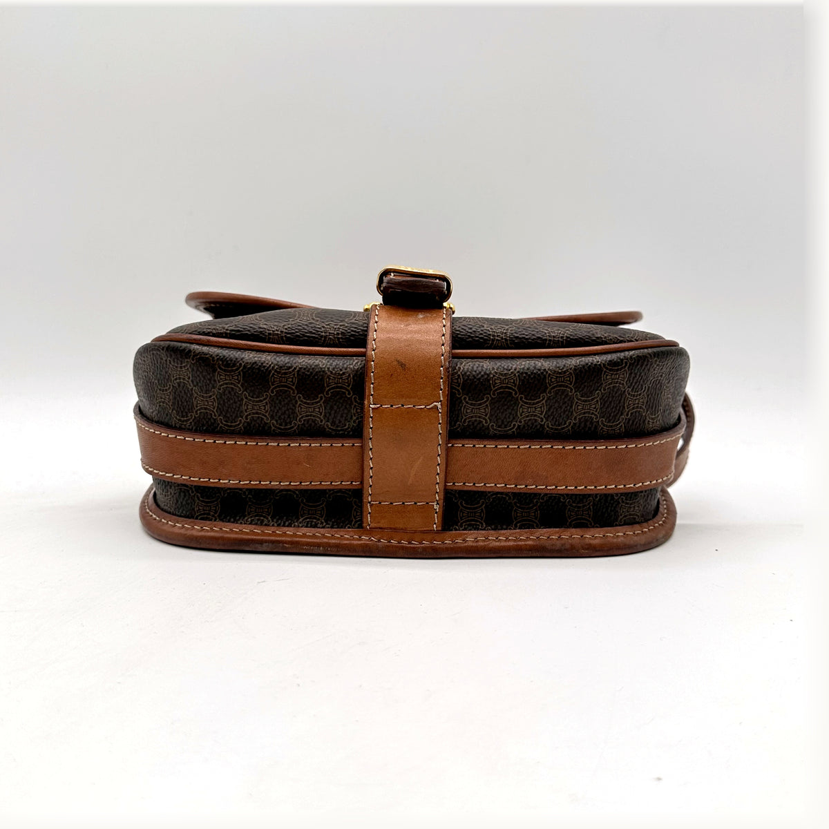 Céline Sacoche Toile Macadam Brun - vue de la tranche, base du sac