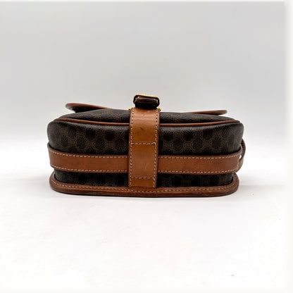 Céline Sacoche Toile Macadam Brun - vue de la tranche, base du sac