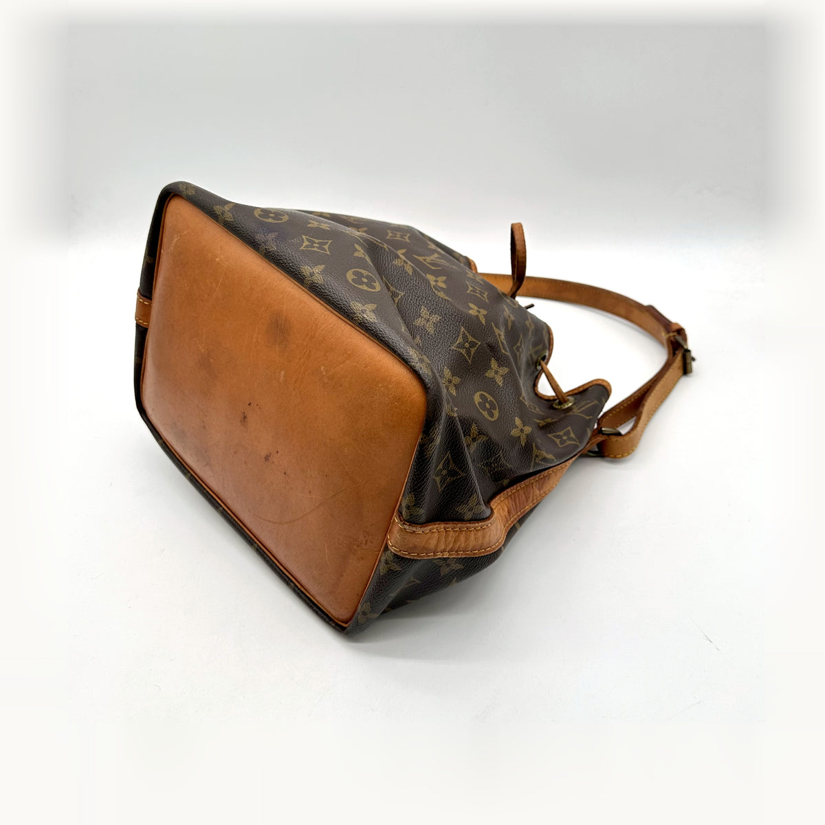 Louis Vuitton Petit Noé Toile Monogram - vue du dessous en angle