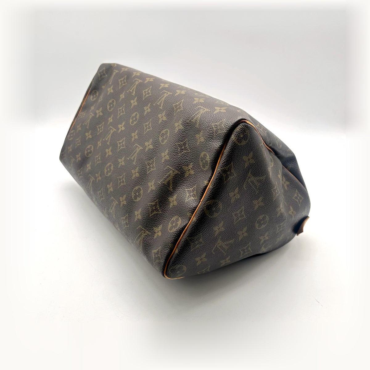 Louis Vuitton Speedy 30 Toile Monogram - vue de trois quarts du dessous