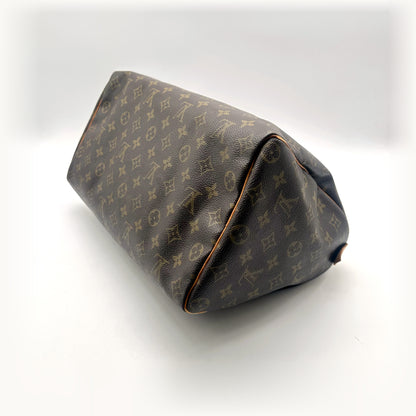 Louis Vuitton Speedy 30 Toile Monogram - vue de trois quarts du dessous
