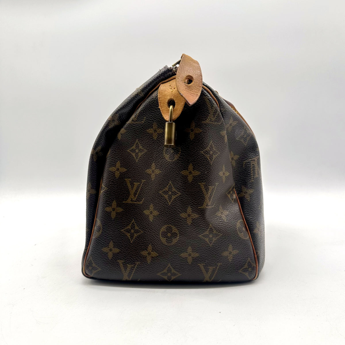 Louis Vuitton Speedy 30 Toile Monogram - côté opposé avec patte en cuir naturel